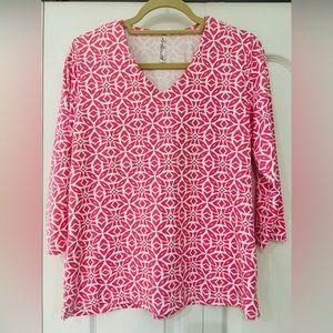 Pink & White stretchy Lulu B v-neck top with 3/4 sleeves.